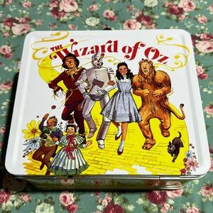 The Wizard of Oz! Lunchbox, DVD, & VHS! Movies are sealed. Excellent condition💫
